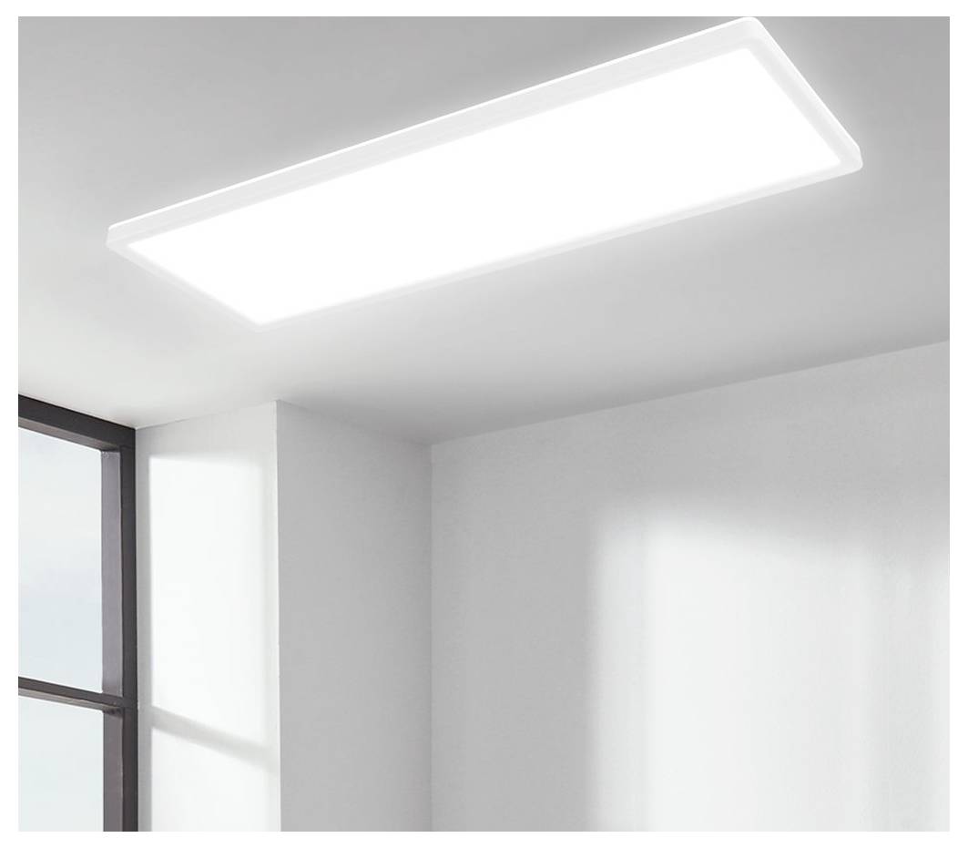 Helle rechteckige Deckenleuchte in einem minimalistischen weißen Raum, die weiches Licht in der Nähe eines Fensters wirft.