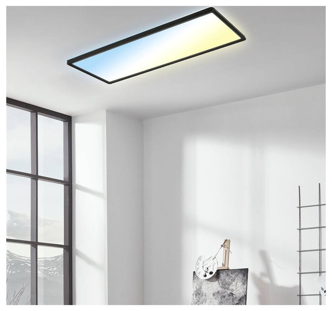 Rechteckige LED-Deckenleuchte mit einem sanften Blau-zu-Gelb-Farbverlauf in einem hellen, minimalistischen Raum mit großen Fenstern.