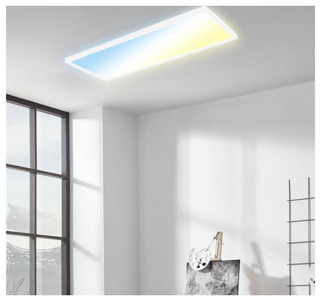 Modernes weißes Zimmer mit einer eingelassenen Deckenleuchte, die blau und gelb leuchtet, über einem großen Fenster und minimalistischer Einrichtung.