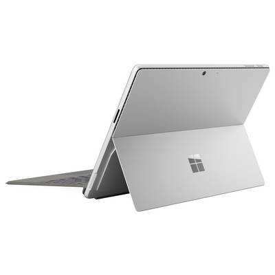 Silbernes Microsoft Surface Pro Tablet im Ständermodus mit abgelöster Tastatur befestigt, von hinten in einem Winkel betrachtet.