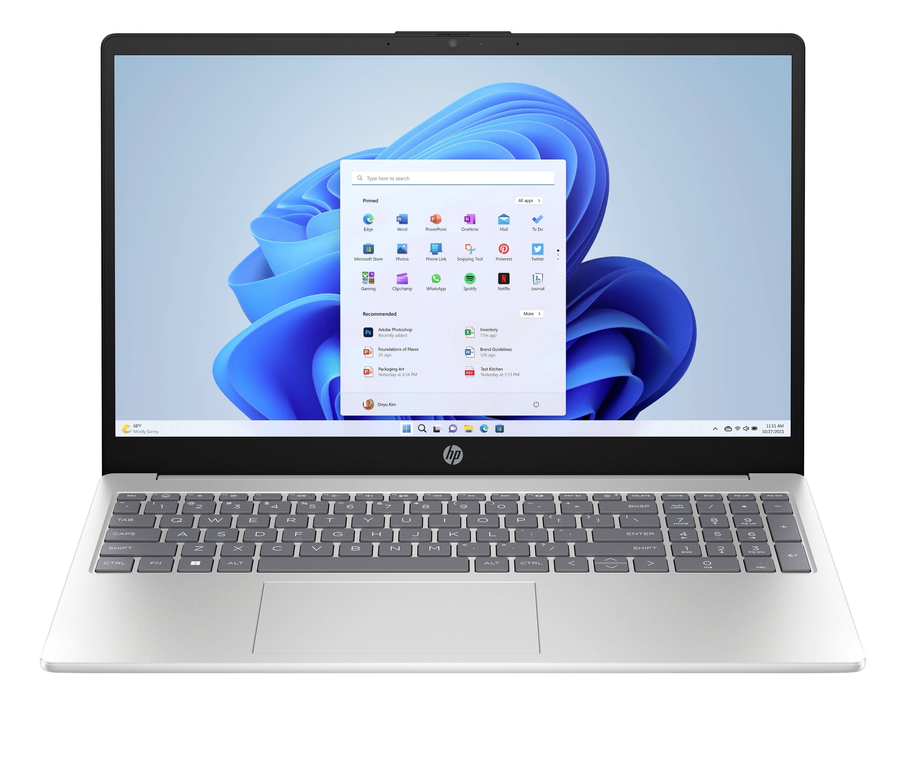 Silber-HP-Laptop mit Windows 11-Desktop und geöffnetem Startmenü auf dem Bildschirm.