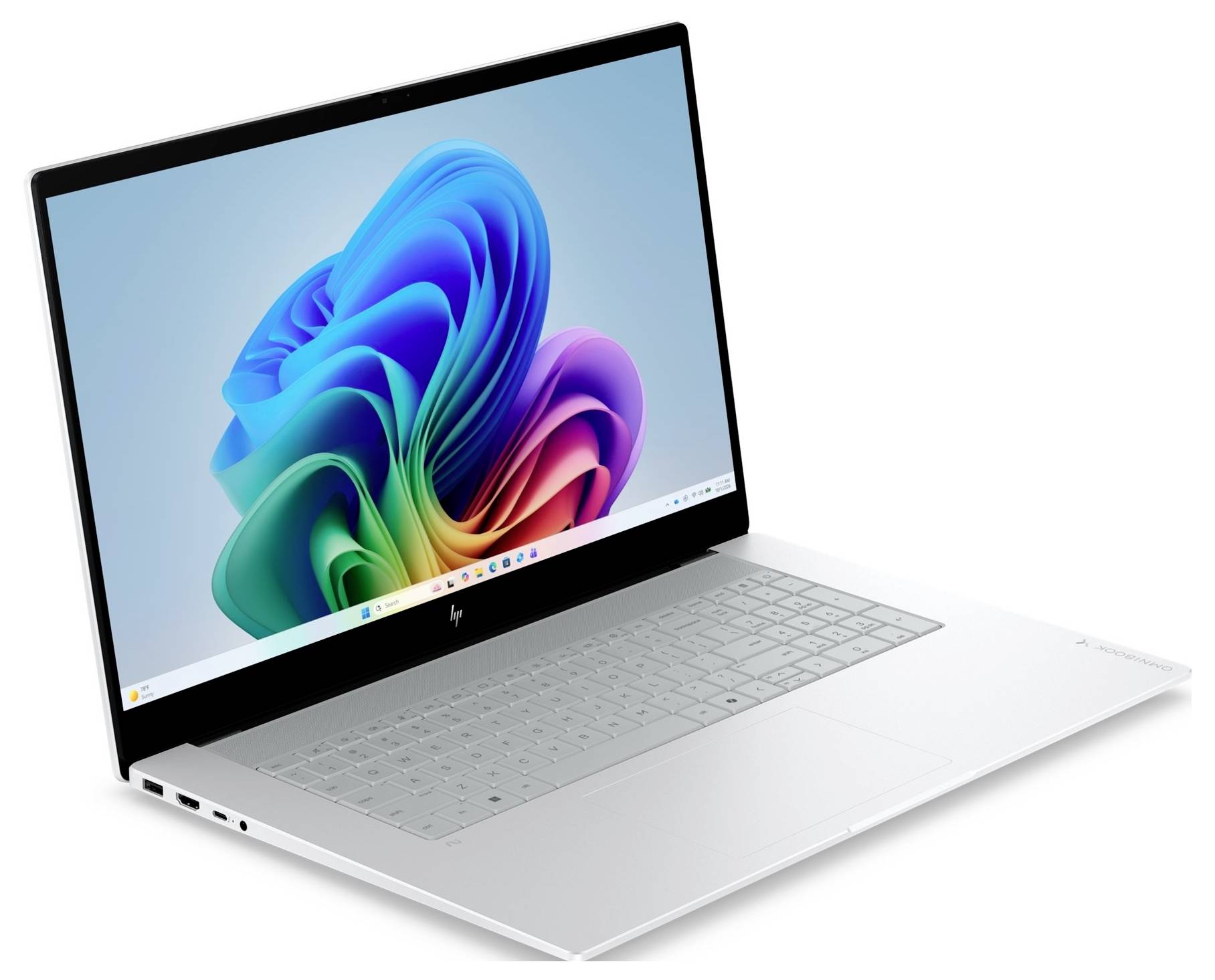 Silberner HP-Laptop in einem Winkel geöffnet, zeigt ein farbenfrohe abstrakte Windows-ähnliche Tapete auf dem Bildschirm.