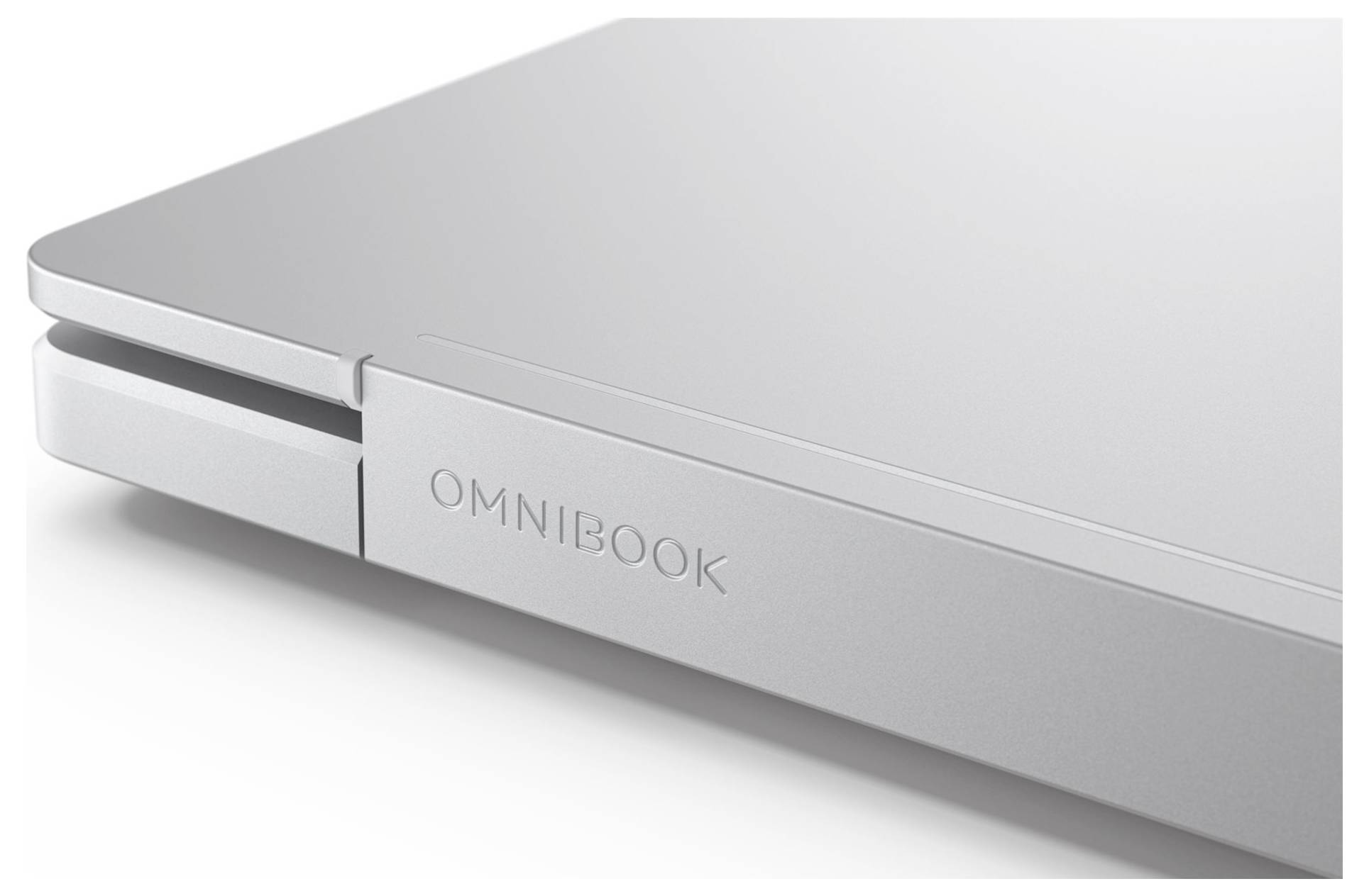 Nahaufnahme des silbernen Deckels eines HP OmniBook Laptops und des Scharniers, auf dem das „OMNIBOOK"-Logo auf der Seite zu sehen ist.