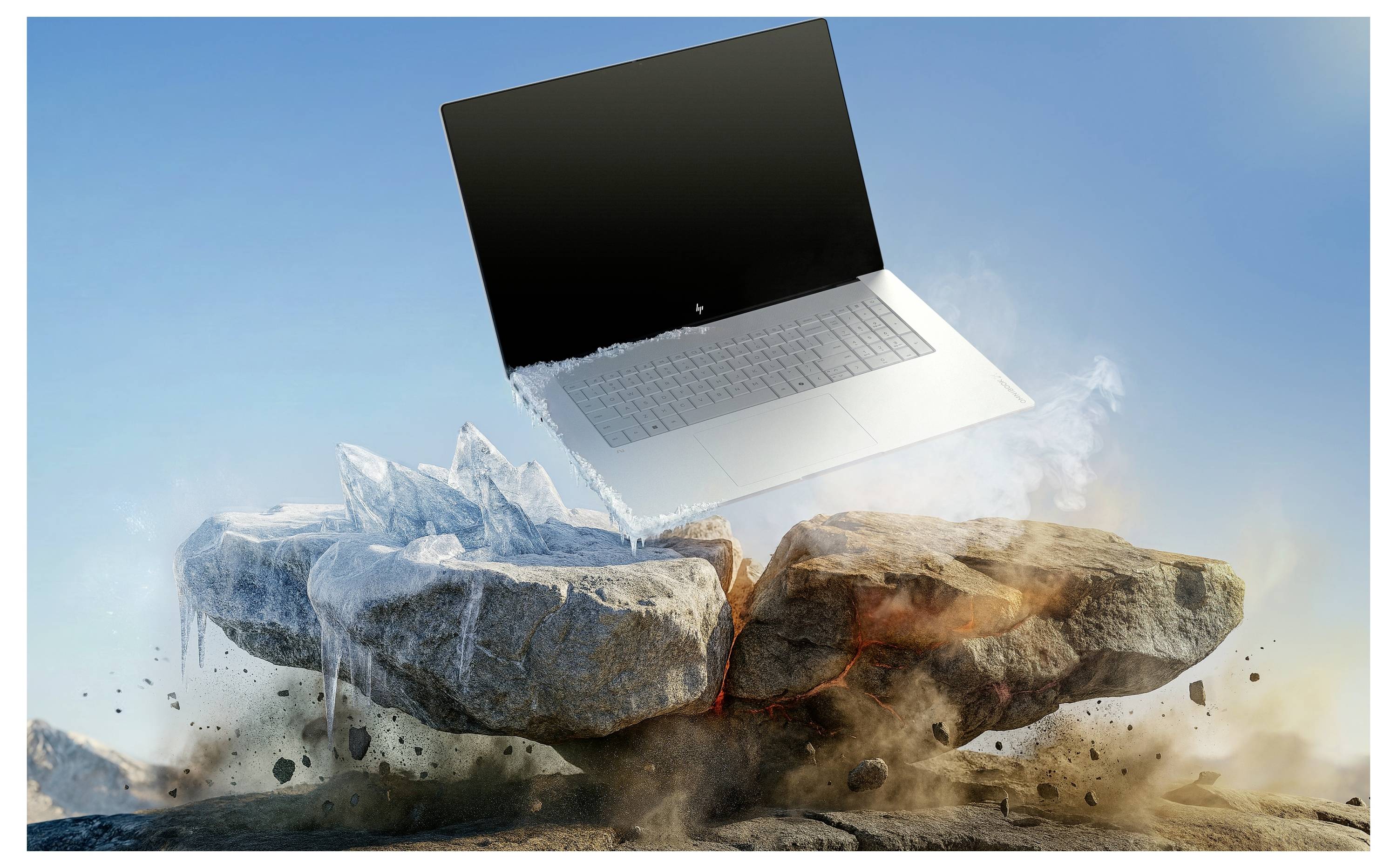 Ein Laptop scheint aus einem gespaltenen Stein hervorzubrechen, wobei Staub und Trümmer fliegen und Kraft, Innovation oder digitale Transformation suggerieren.