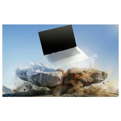 Ein Laptop scheint aus einem gespaltenen Stein hervorzubrechen, wobei Staub und Trümmer fliegen und Kraft, Innovation oder digitale Transformation suggerieren.