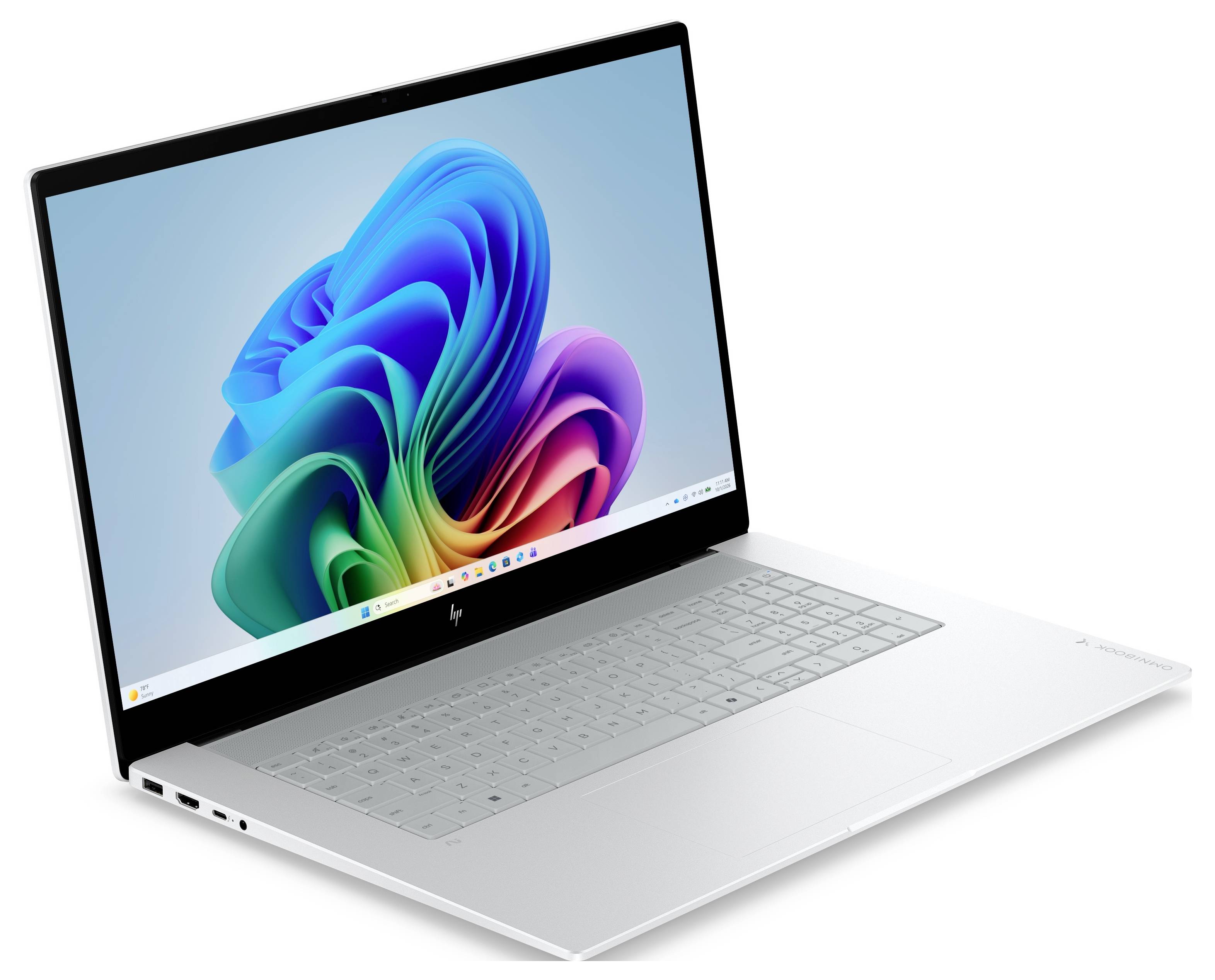 Silberner HP-Laptop im geöffneten Winkel auf weißem Hintergrund, auf dem Bildschirm ein bunter Windows-11-Hintergrundbild.