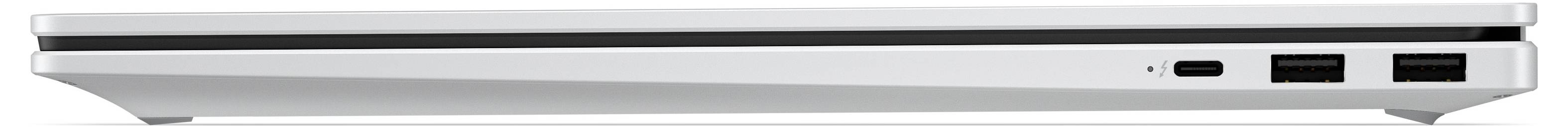 Seitenansicht eines silbernen Laptops, die dünne geschlossene Kante und zwei Seitenports auf weißem Hintergrund zeigend.