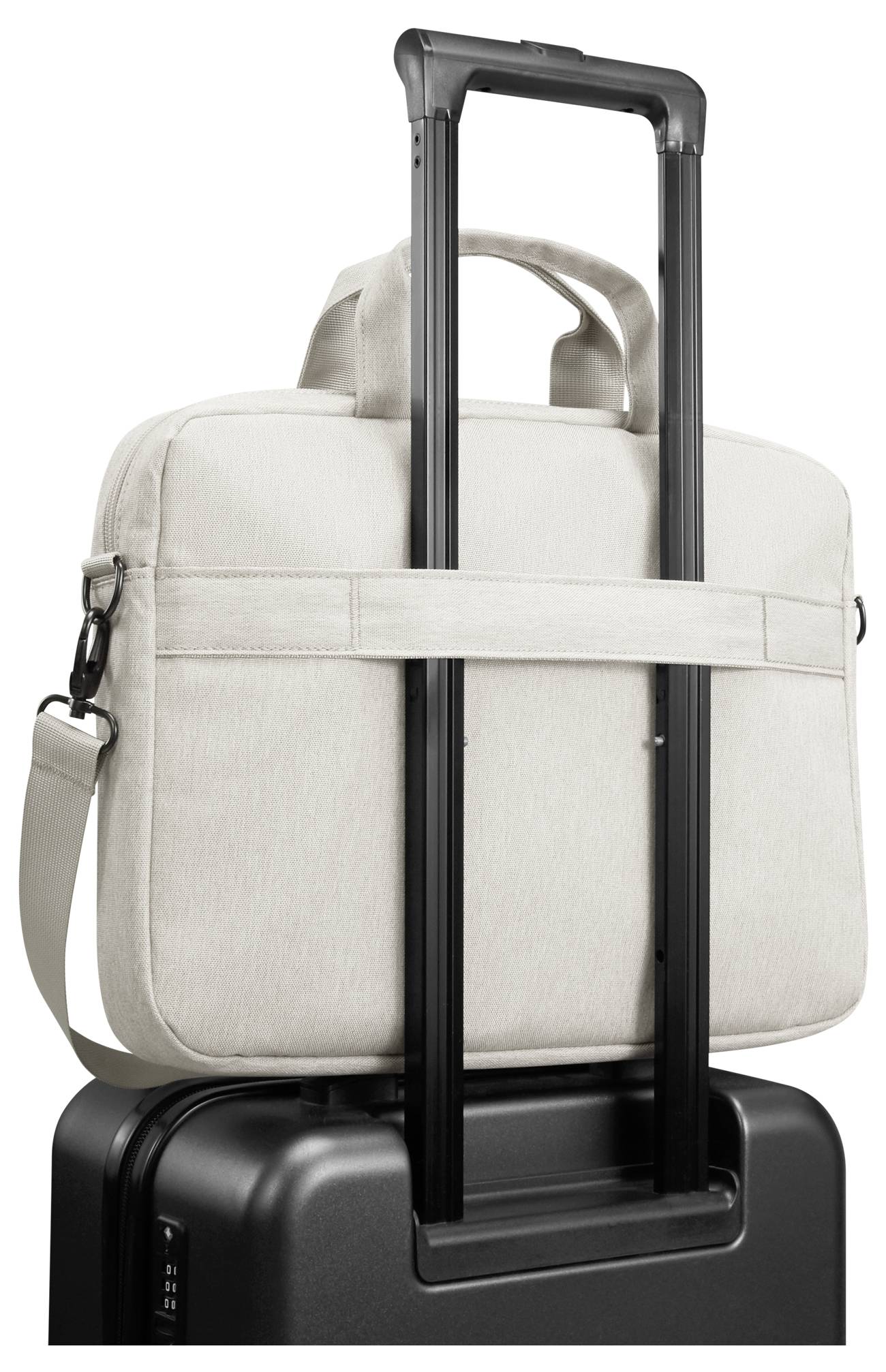 Beigefarbene Laptoptasche an einem schwarzen Koffergriff befestigt, mit einem über die linke Schulter hängenden Schultergurt.