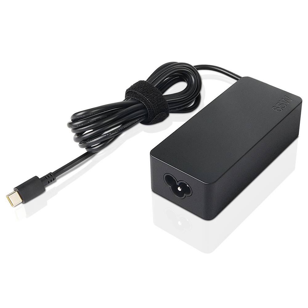 Schwarzer Laptop-Netzteil mit angeschlossenem Kabel und Stecker, gezeigt auf weißem Hintergrund.