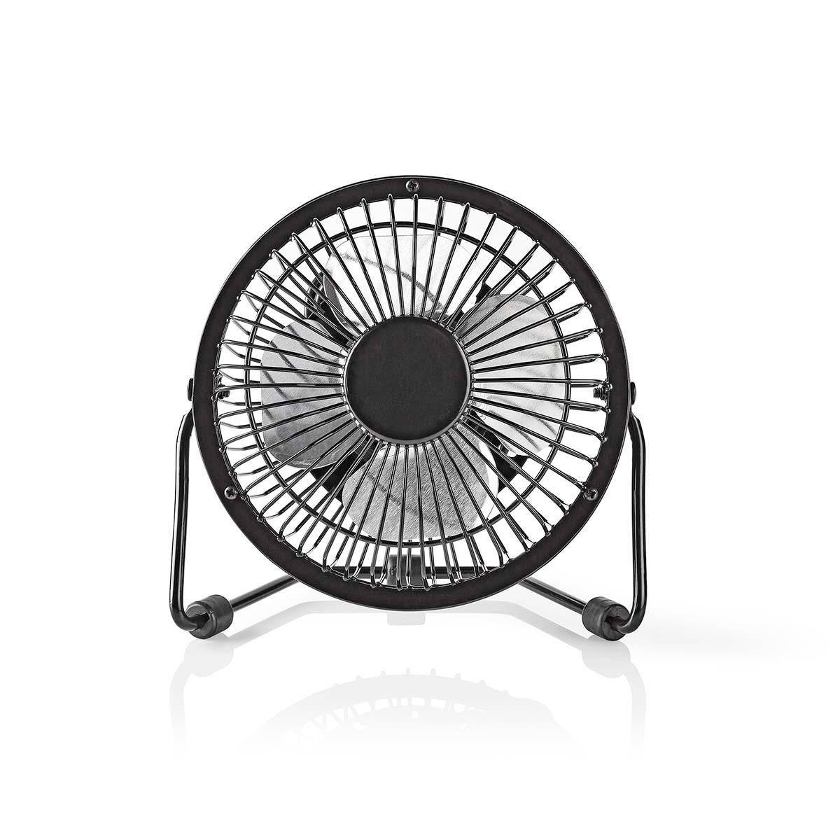 Kleiner schwarzer Tischventilator mit rundum Schutzgitter und neigbarem Metallständer auf weißem Hintergrund.