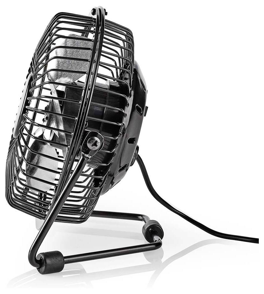 Kleiner schwarzer tragbarer elektrischer Ventilator mit Metallgitter, Seitenansicht, auf weißem Hintergrund mit sichtbarem Stromkabel.