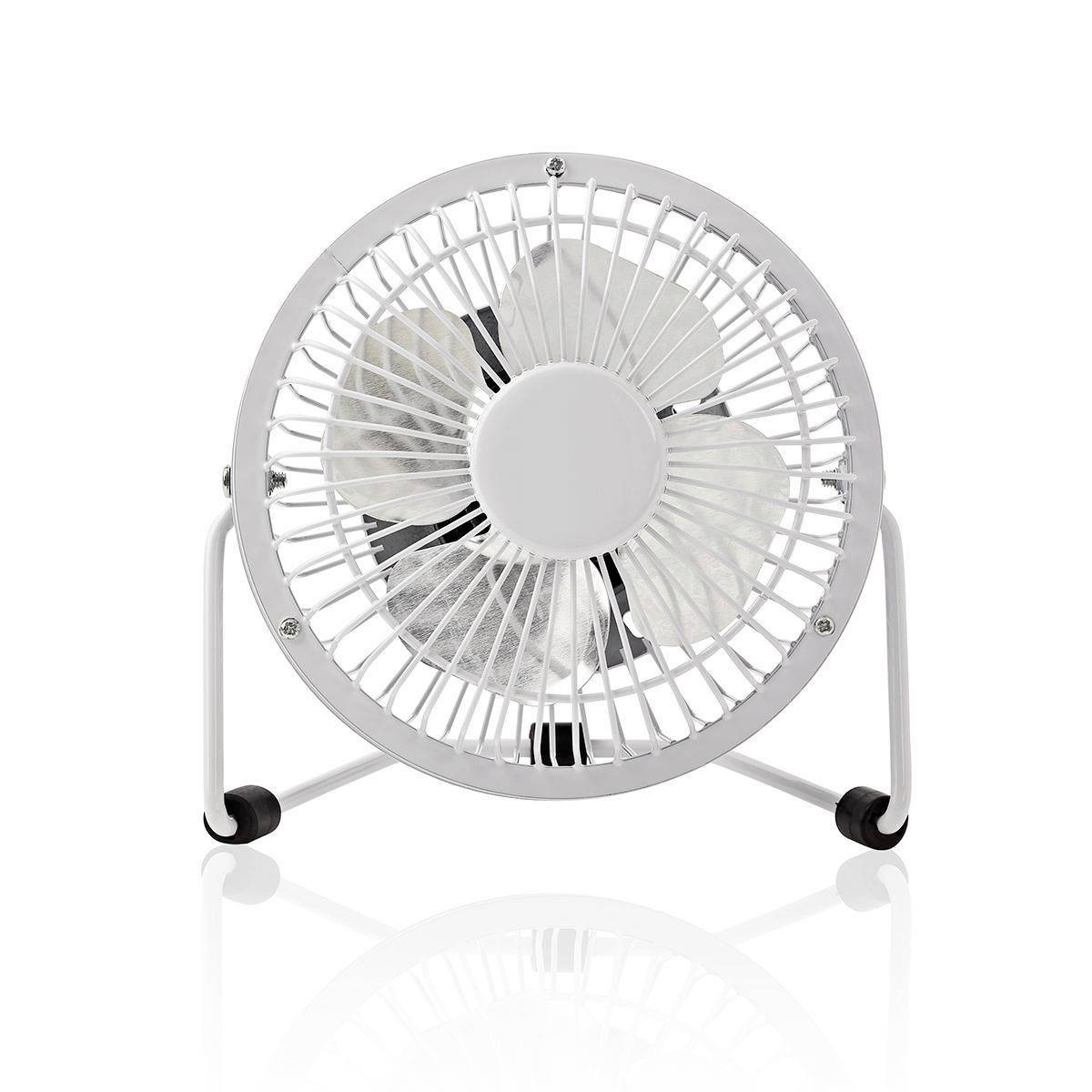 Kleiner weißer tragbarer Elektroventilator auf einem Ständer, Frontansicht auf einfachem weißem Hintergrund.