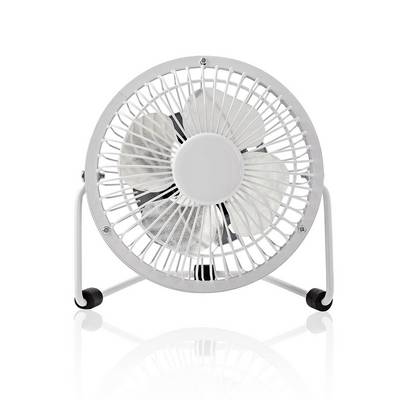 Kleiner weißer tragbarer Elektroventilator auf einem Ständer, Frontansicht auf einfachem weißem Hintergrund.
