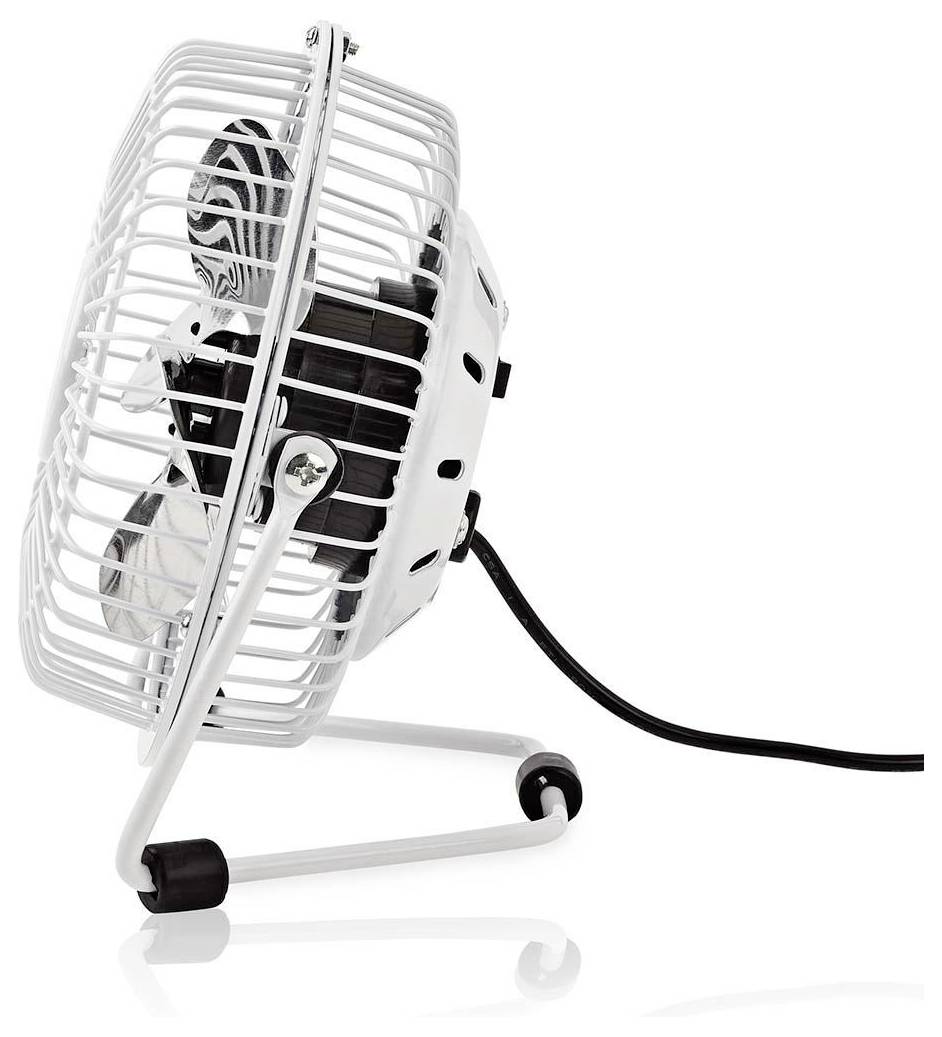 Ein kleiner weißer Metall-Schreibtischventilator, von der Seite auf weißem Hintergrund gezeigt, mit sichtbarem schwarzem Stromkabel und Ständer.