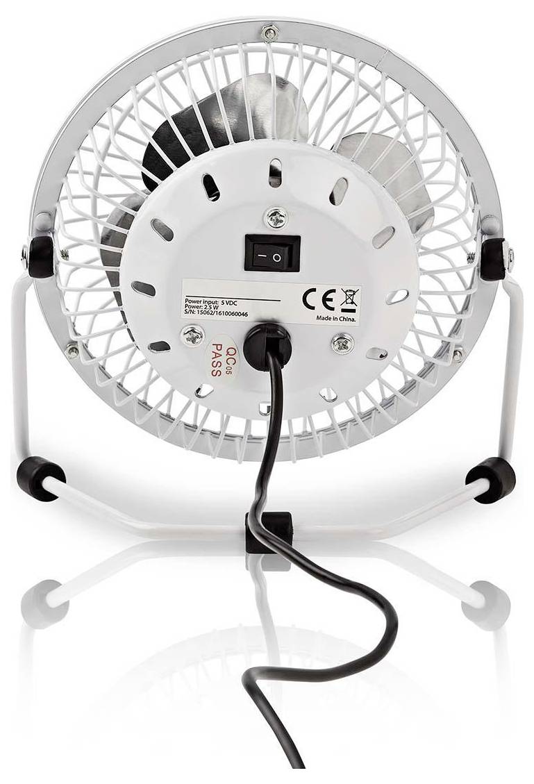 Kleiner weißer tragbarer elektrischer Ventilator, von hinten gezeigt, mit Stromkabel, Schalter und Metallständer auf weißem Hintergrund.