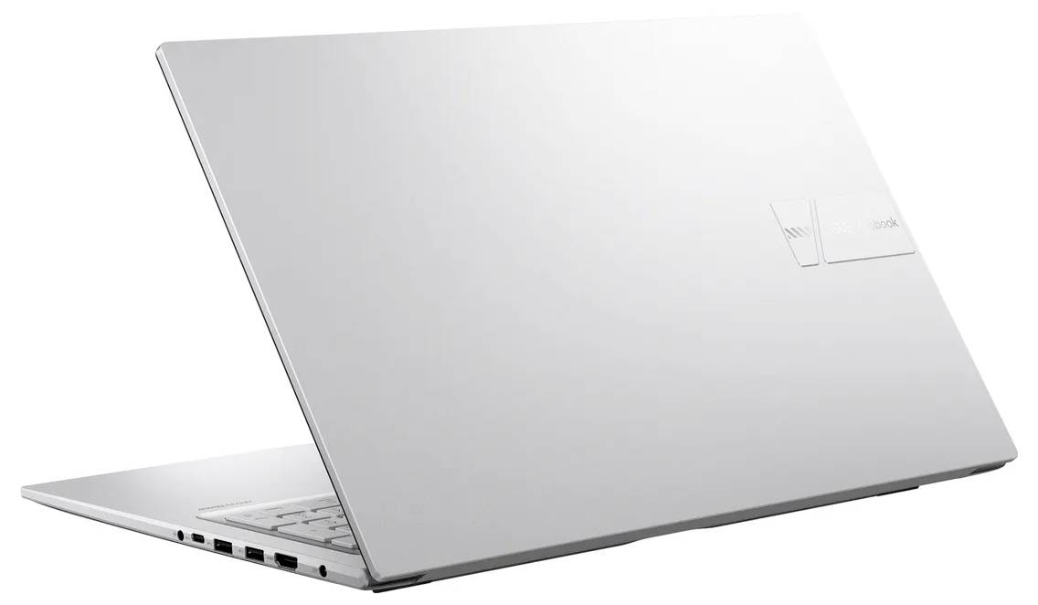 Silberner Laptop, teilweise geöffnet, von einem hinteren Seitenwinkel auf weißem Hintergrund gezeigt.