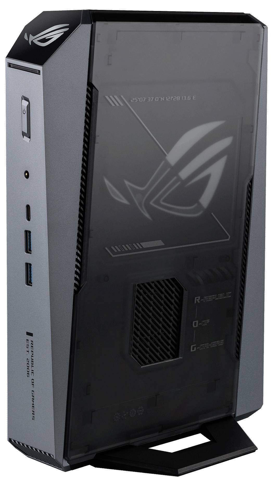 Kompakter ASUS ROG Desktop-Computer-Turm mit dunkelm transparentem Frontpanel, sichtbarem Logo, Front-Anschlüssen und geneigtem Ständer.