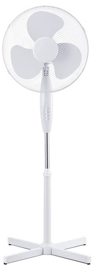 Weißer Standventilator mit drei Flügeln, verstellbarem Mast und vierbeinem Standfuß auf einfachem Hintergrund.
