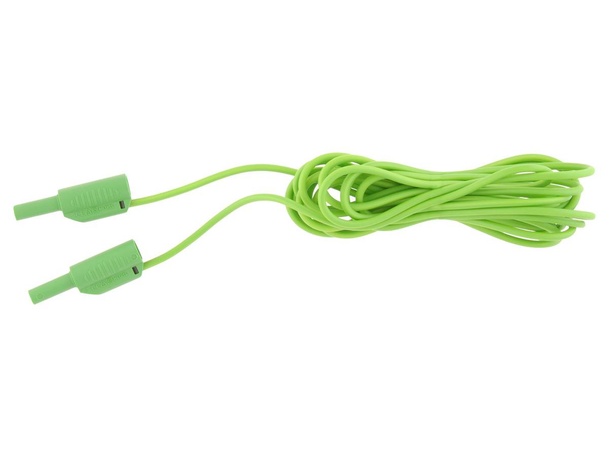 Grünes elektrisches Kabel, das auf weißem Hintergrund aufgewickelt ist und zwei Steckerenden zeigt.