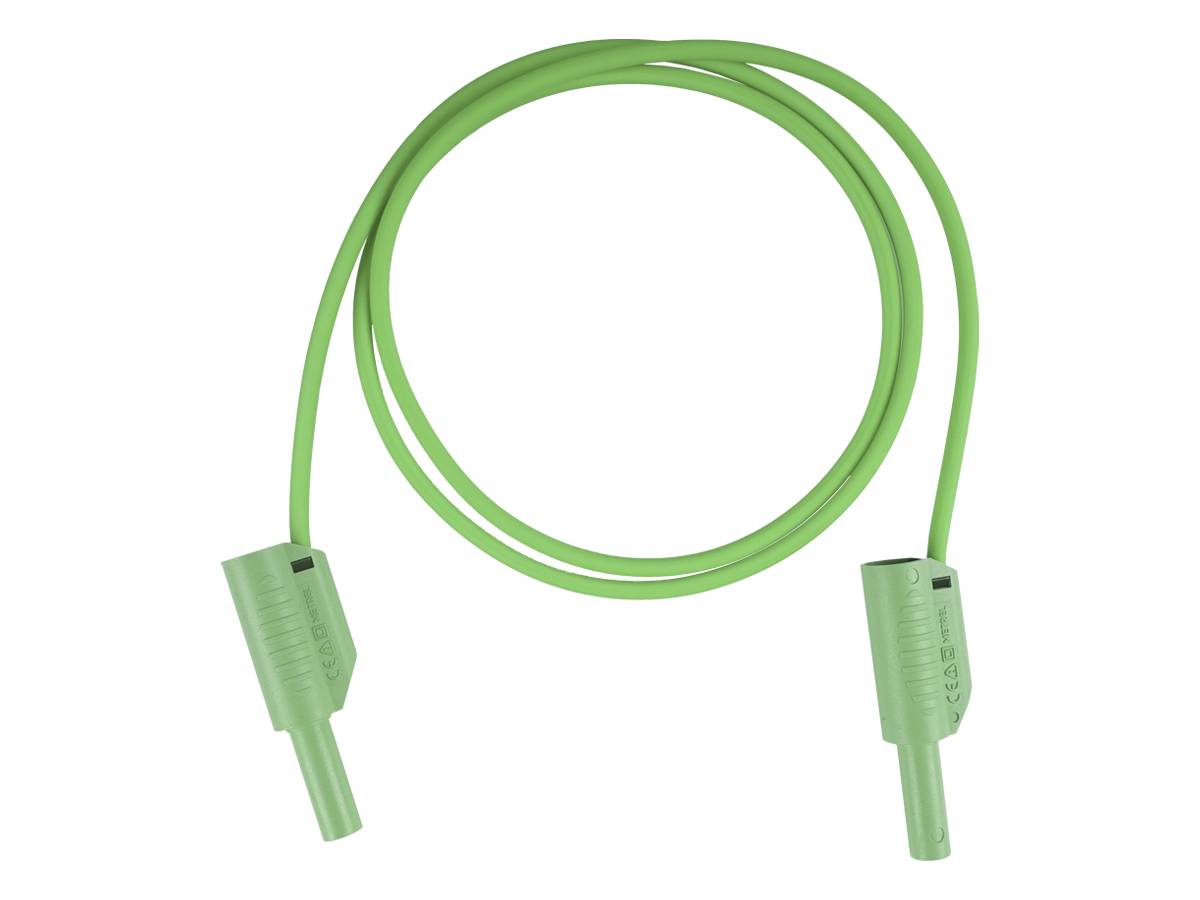Grünes Kabel mit passenden Steckverbindern, das zu einer Schleife aufgewickelt auf weißem Hintergrund.