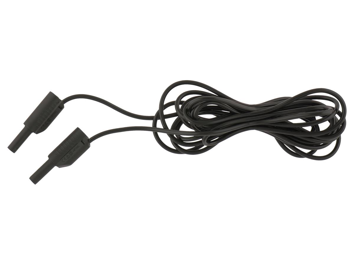 Schwarzes Kabel mit zwei kleinen Steckerenden, aufgerollt auf weißem Hintergrund.