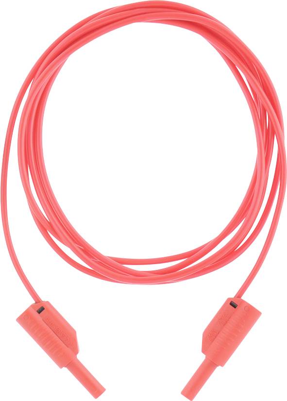 Aufgerolltes, leuchtend rotes Kabel mit passenden Steckern an beiden Enden, isoliert auf weißem Hintergrund.