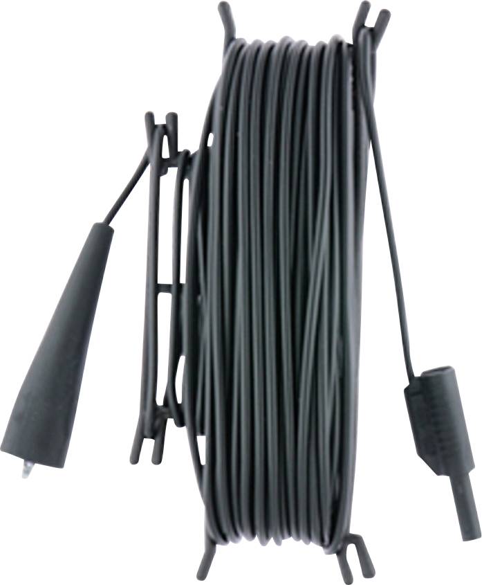 Aufgerolltes schwarzes Kabel mit einem Stecker und einer Gummianbringung, vor weißem Hintergrund dargestellt.