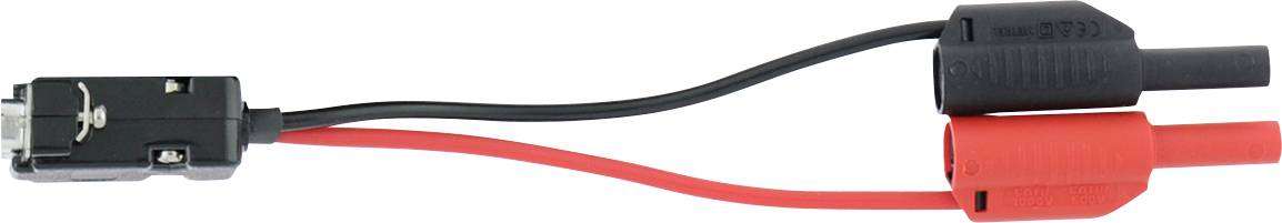 Nahaufnahme von zwei elektrischen Steckverbindern, die durch Drähte verbunden sind: ein schwarzer Stecker auf der linken Seite und ein roter Stecker auf der rechten Seite.