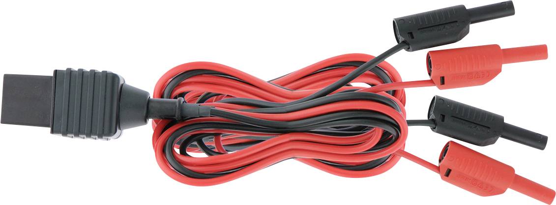 Aufgerolltes rot-schwarzes Stromkabel mit einem großen rechteckigen Stecker an einem Ende und vier Bananensteckern am anderen Ende.