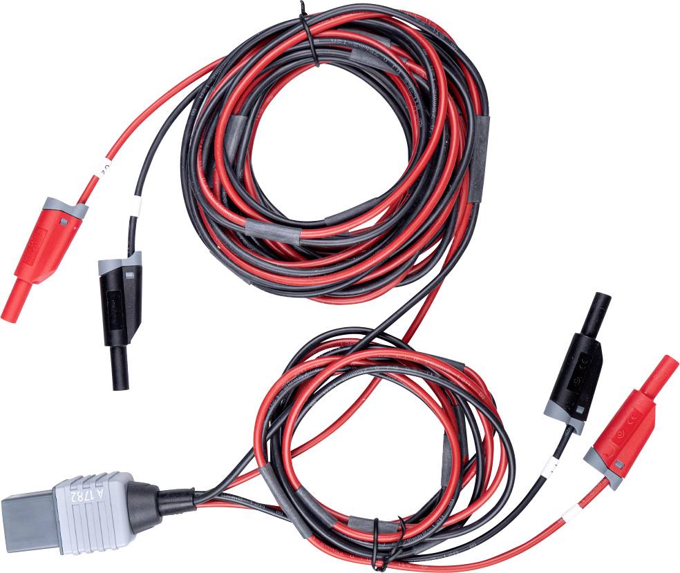 Aufgerollte rote und schwarze elektrische Messleitungen mit isolierten Krokodilklemmensteckern und einem grauen Steckeradapter auf weißem Hintergrund.