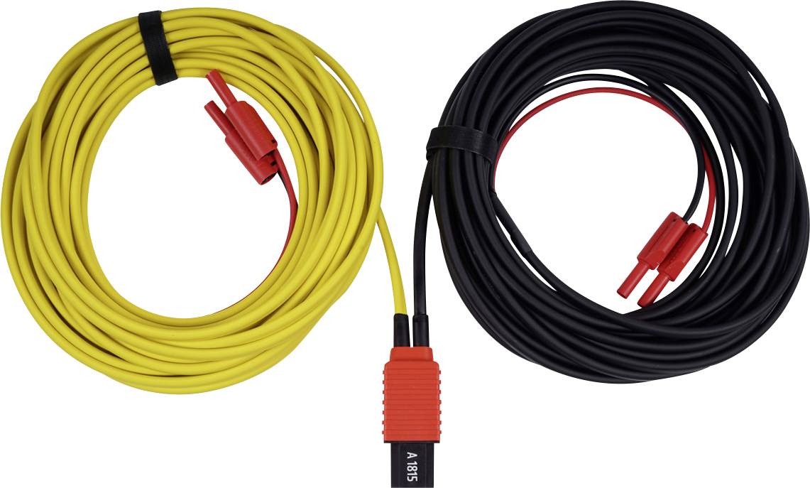 Zwei aufgerollte elektrische Kabel, eines gelb und eines schwarz, jeweils mit roten Steckverbindern und einem zentralen roten Steckeradapter, auf weißem Hintergrund dargestellt.