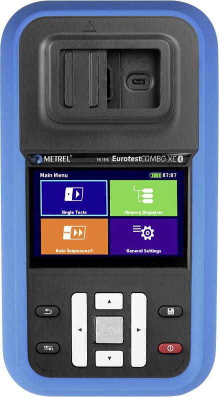 Tragbarer METREL EurotestCOMBO XC-Tester mit farbigem Touchscreen-Hauptmenü und physischen Navigationstasten in einem blauen Schutzkoffer.