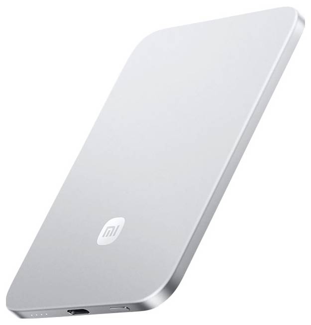 Silberne Xiaomi-Powerbank in schräger Perspektive, mit USB-C und Anzeigeleuchten an der unteren Kante.