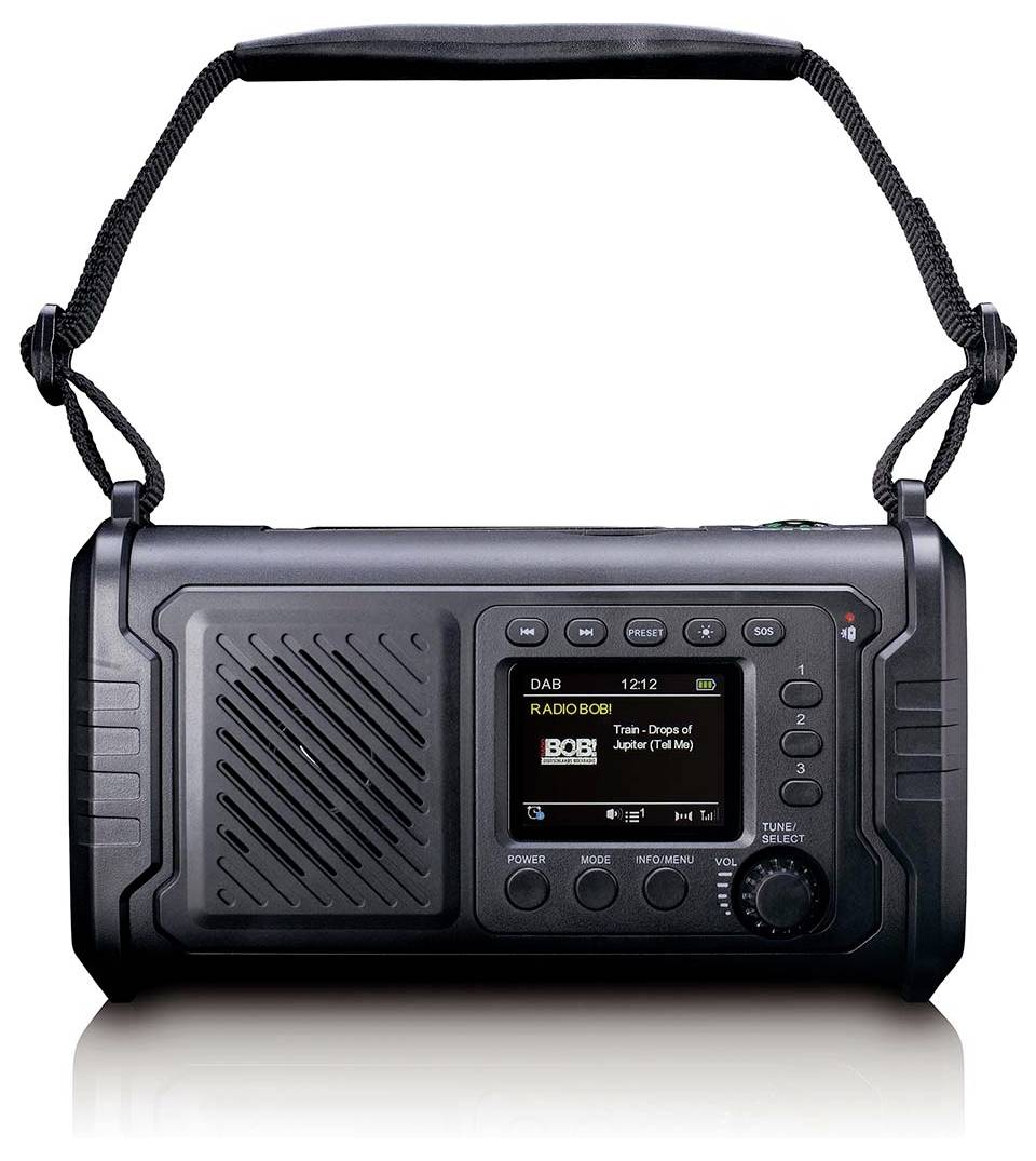 Tragbares schwarzes Radio mit Trageband und Bildschirm, das DAB-Wiedergabeinformationen und Steuerungstasten anzeigt.