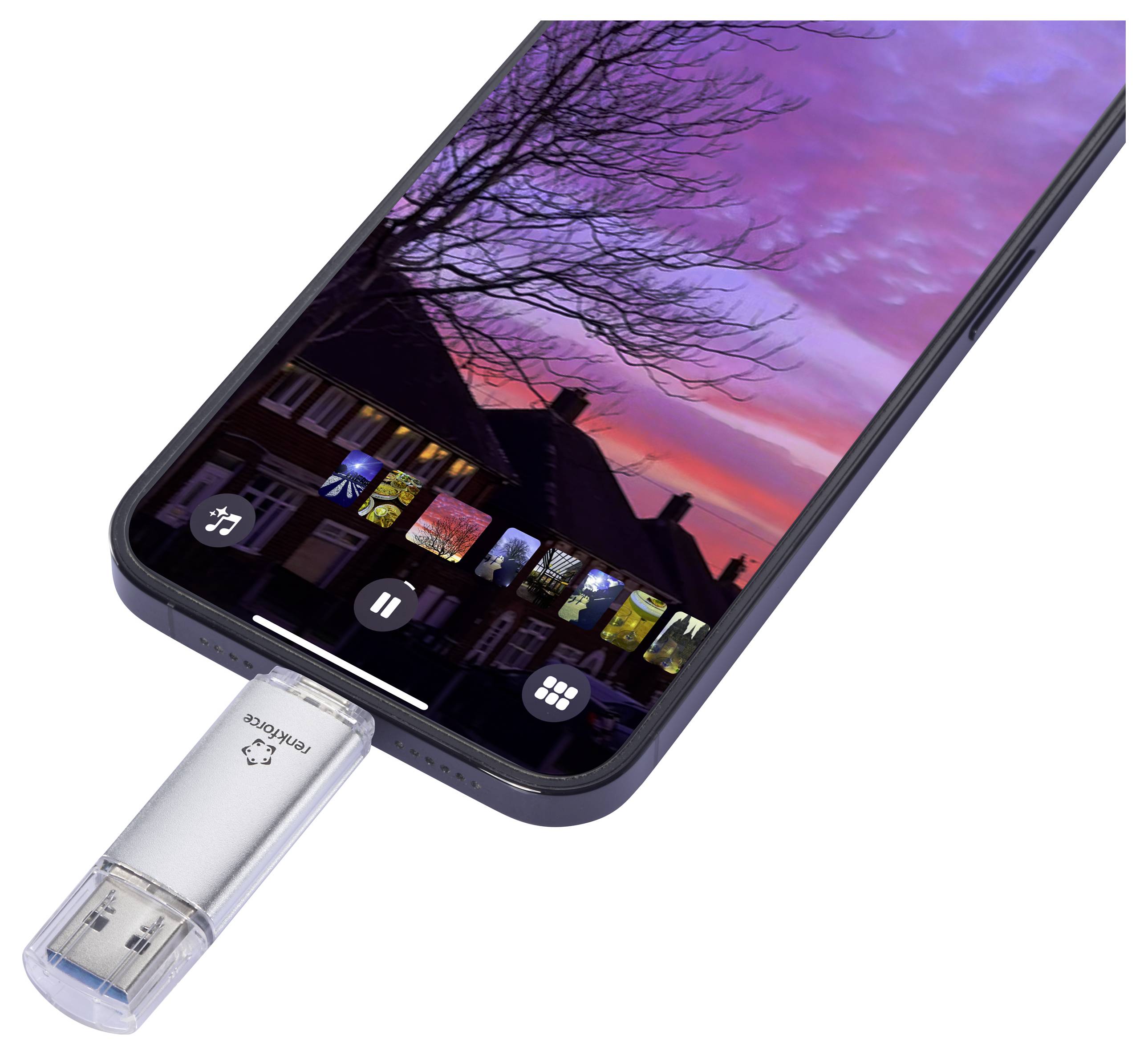 Ein Smartphone zeigt ein Sonnenuntergangsfoto an, während ein USB-Speicherstick in den unteren Anschluss eingestöpselt ist, was auf direkte Fotoübertragung oder -speicherung hindeutet.