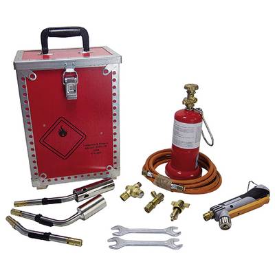 Feuersicherheitsausrüstung mit rotem Metallkoffer, Feuerlöscher, Schläuchen, Düsen, Schraubenschlüsseln und fackelartigen Werkzeugen auf weißem Hintergrund.