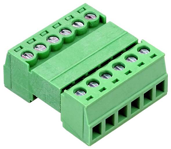 Grüner elektrischer Schraubklemmleisten-Steckverbinder mit mehreren Drahtschraubanschlüssen und einem Steckdosen-Steckerverbindungsende.