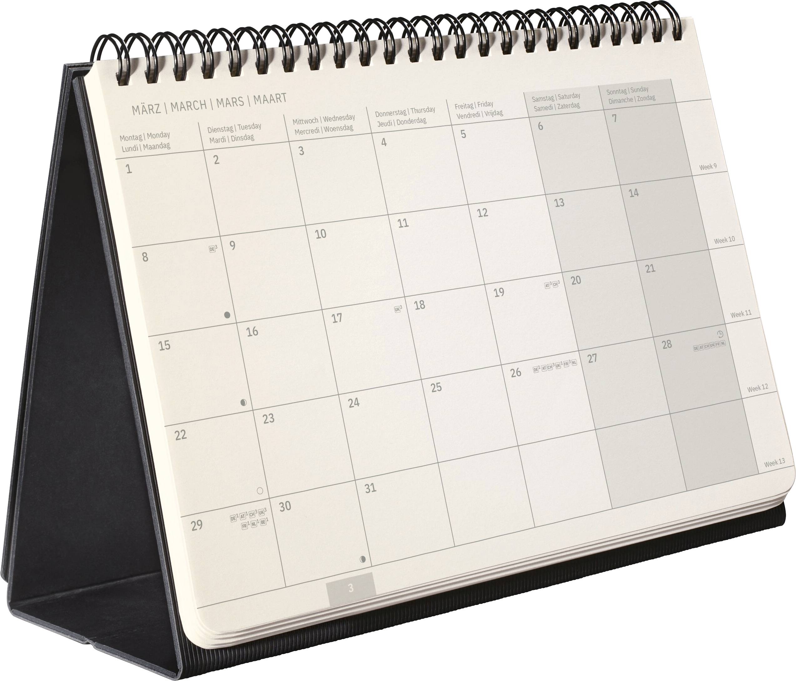 Ein spiralgebundener Tischkalender, der im März aufgeschlagen ist und ein monatliches Gitterfeld mit Daten und Wochentagen zeigt.