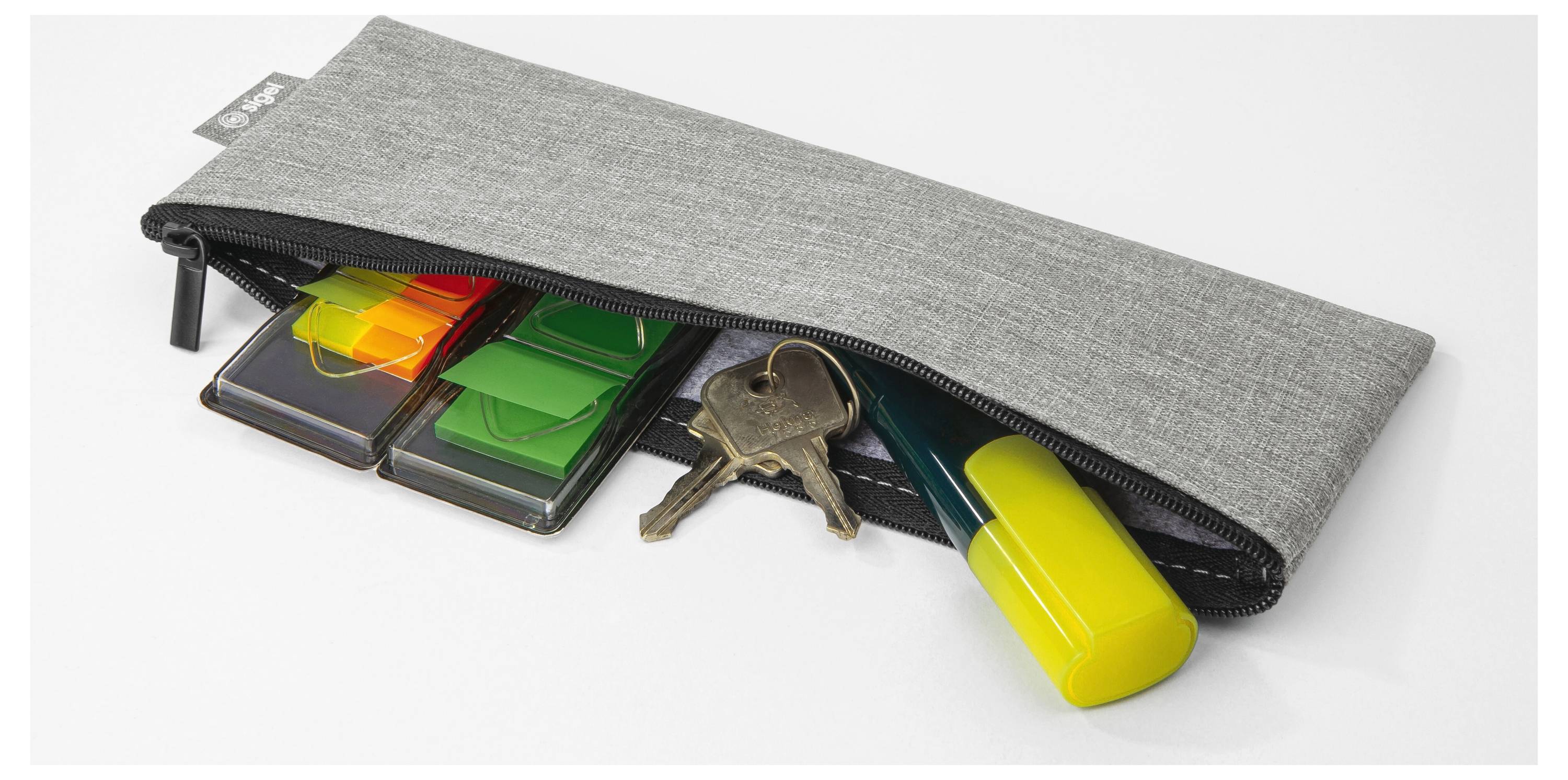 Grauer Reißverschlussbeutel mit Büromaterialien und teilweise sichtbaren Schlüsseln, einschließlich farbiger Haftnotizen, einem Schlüsselring und einem gelben Marker.