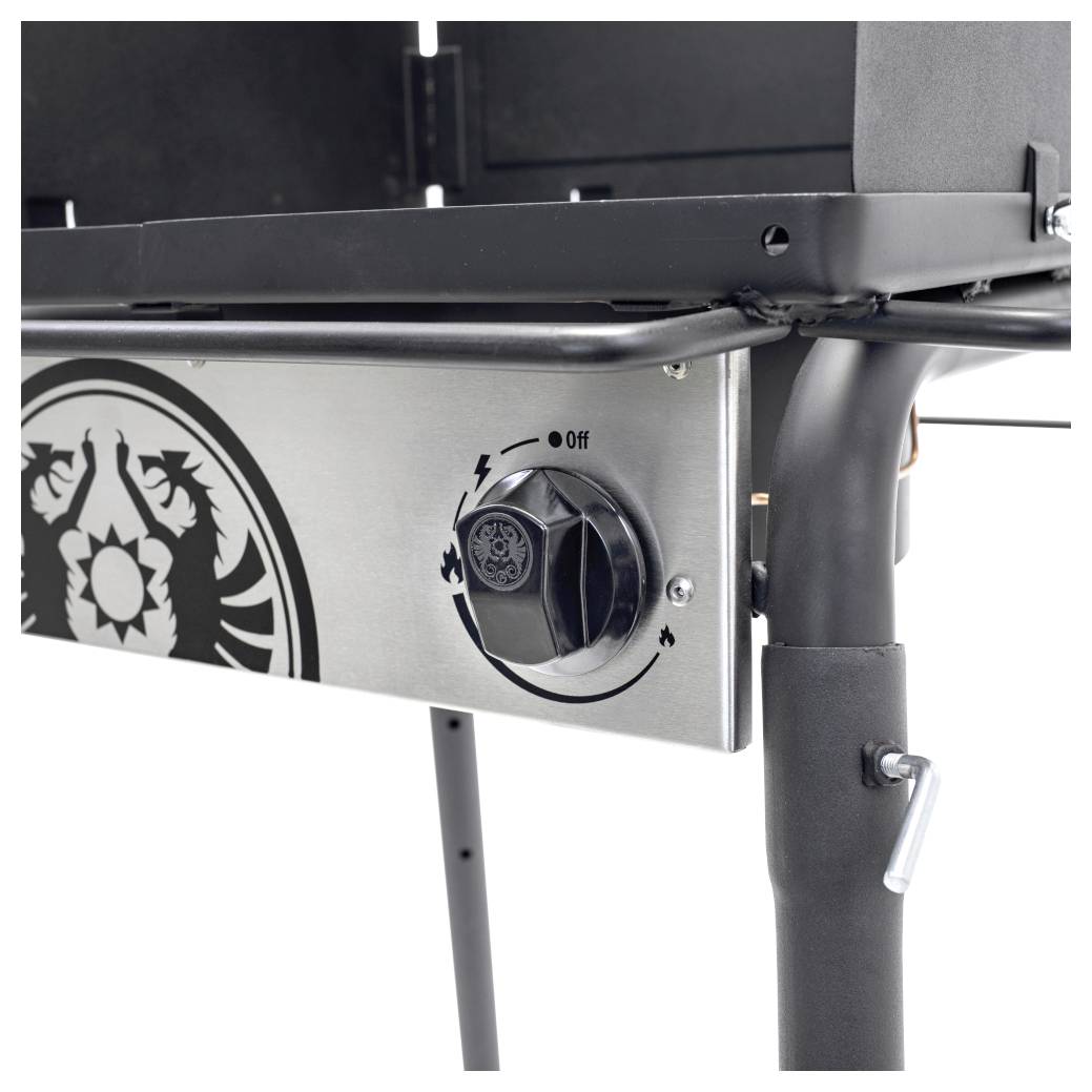 Nahaufnahme eines Bedienfelds aus Edelstahl eines Gasgrill mit einem Brennerknopf, der mit „Aus" gekennzeichnet ist, und Flammeneinstellungen auf einem schwarzen Metallrahmen.