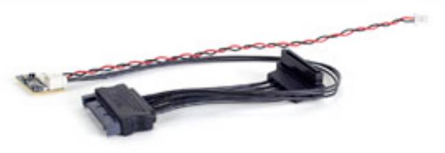 SATA-Datenkabel mit rechtwinkligen schwarzen Steckern und einer kleinen weißen Adapterschaltung, dargestellt auf weißem Hintergrund.