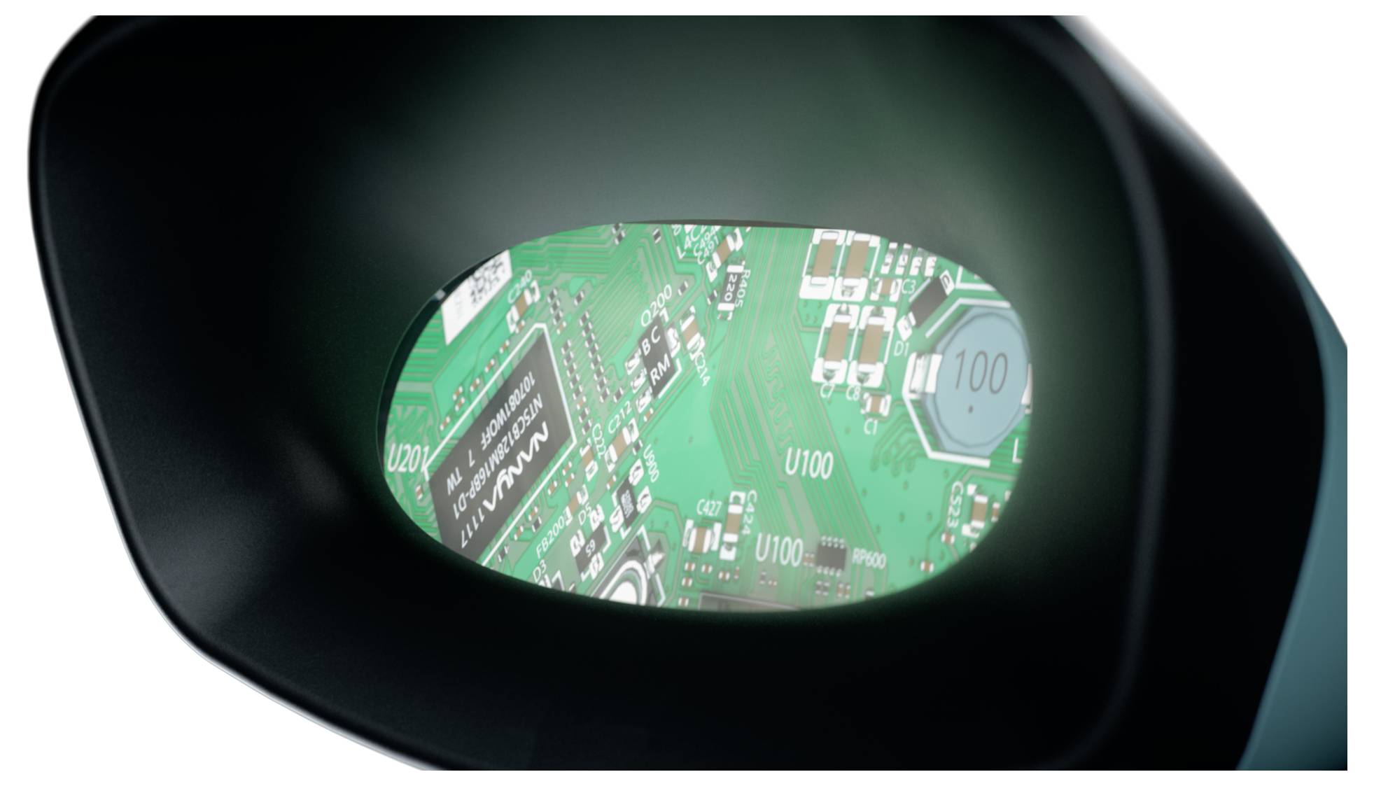 Nahaufnahme durch ein schwarzes Objektiv oder einen Sucher, die eine grüne Leiterplatte mit elektronischen Komponenten und gedruckten Markierungen zeigt.