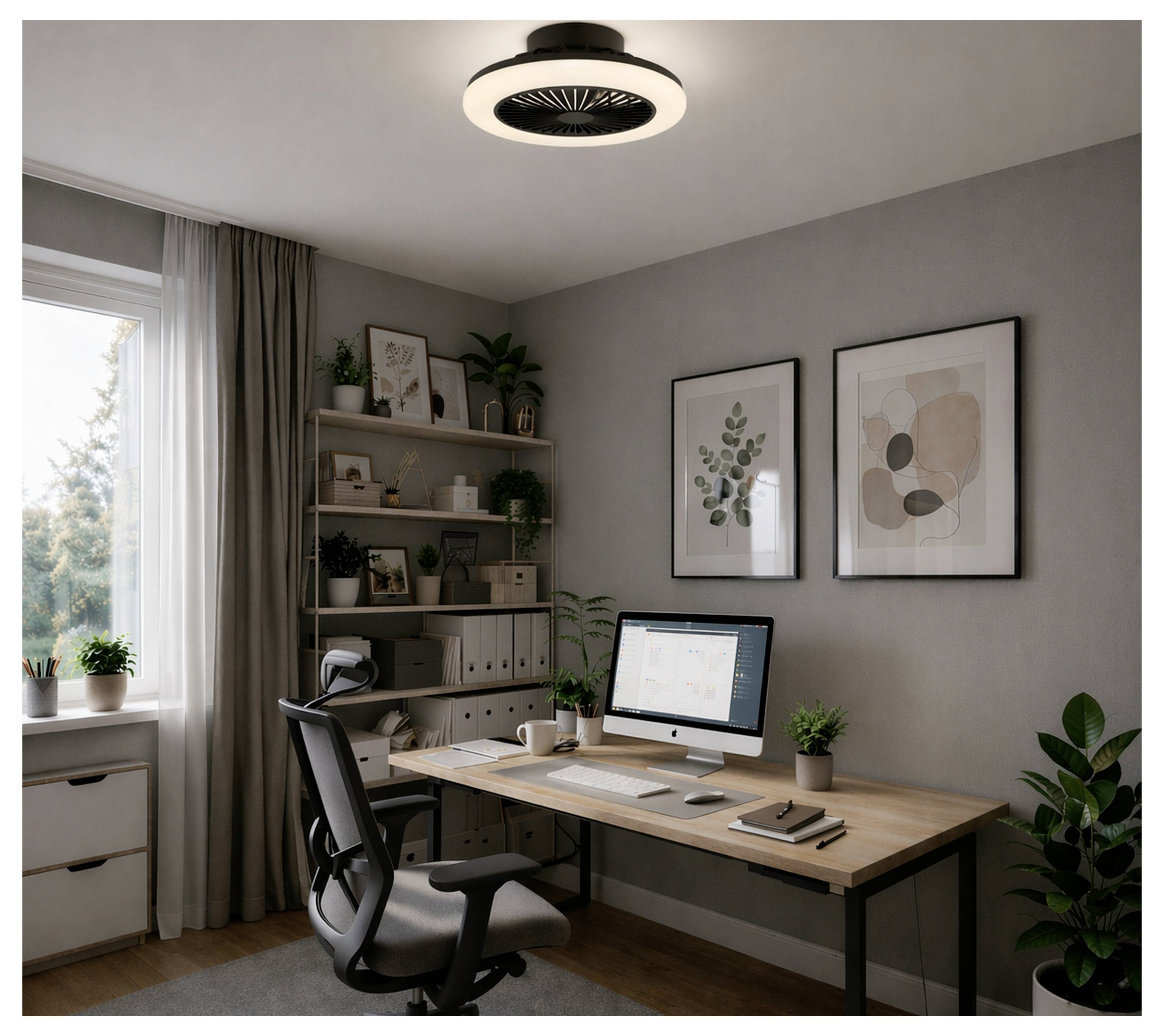 Modernes Homeoffice mit Schreibtisch, Computer, Bürostuhl, Regalen, Pflanzen und gerahmten Wandbildern neben einem Fenster mit Vorhängen.