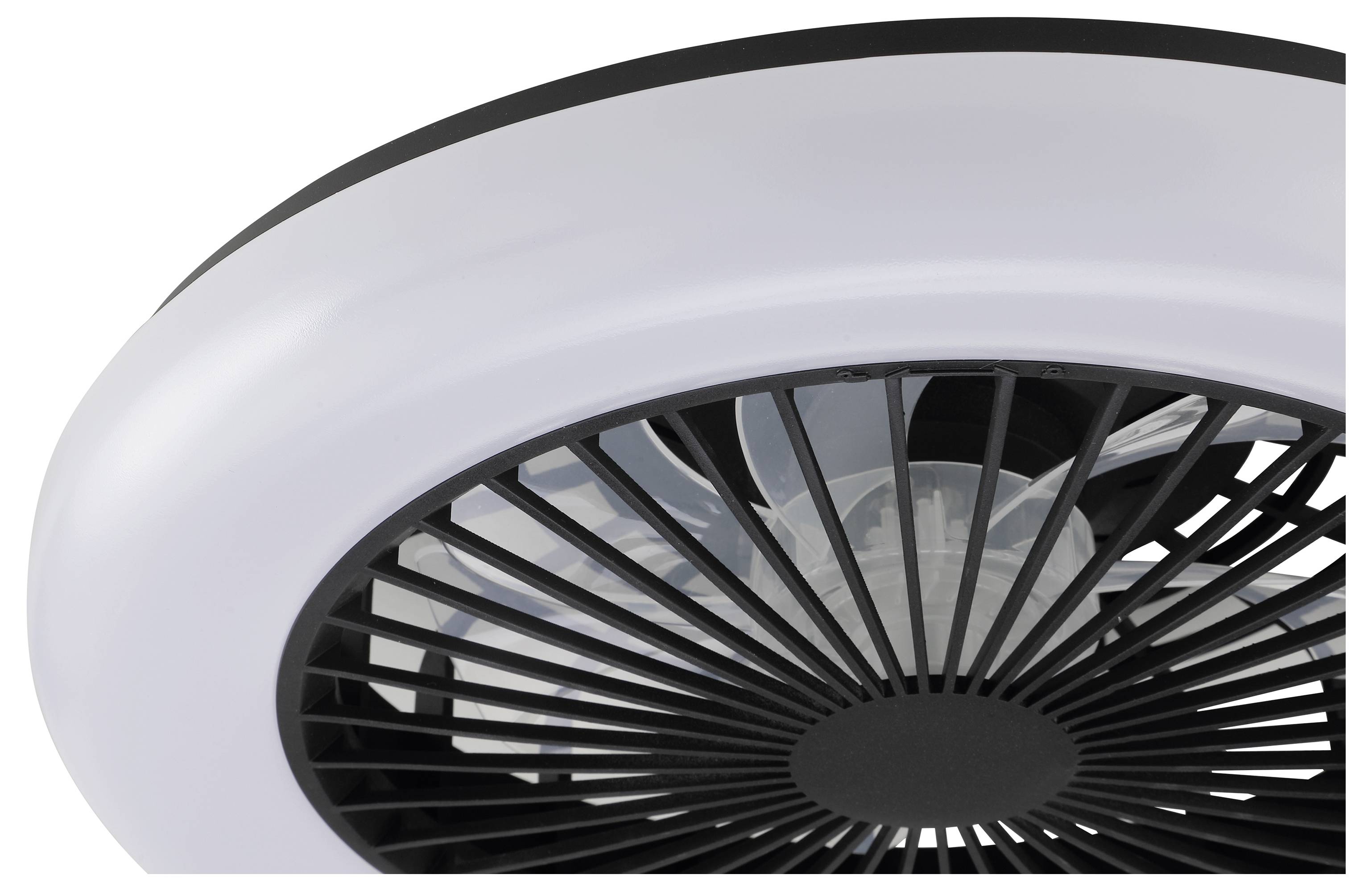 Nahaufnahme eines modernen Deckenventilators mit weißem geschwungenem Gehäuse und schwarzen Flügeln vor hellem Hintergrund.