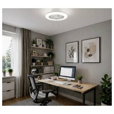 Ein ordentliches Homeoffice mit einem Schreibtisch, Computer, Bürostuhl, Regalen, Pflanzen und gerahmten Wandbildern neben einem Fenster.