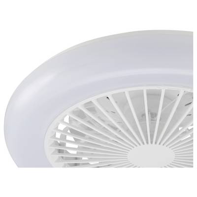 Nahaufnahme eines weißen Deckenventilators mit kreisförmiger Leuchte und radialen Blättern vor einem einfarbig weißen Hintergrund.