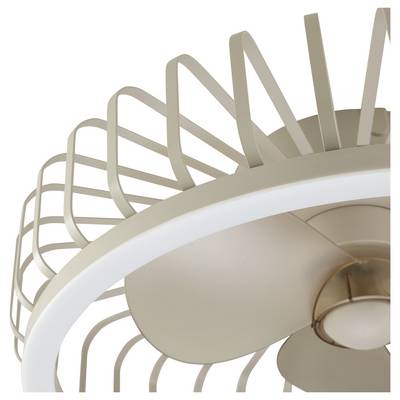Nahaufnahme eines modernen beigen Deckenventilators mit gebogenen Blättern und integriertem Leuchtring von unten betrachtet.