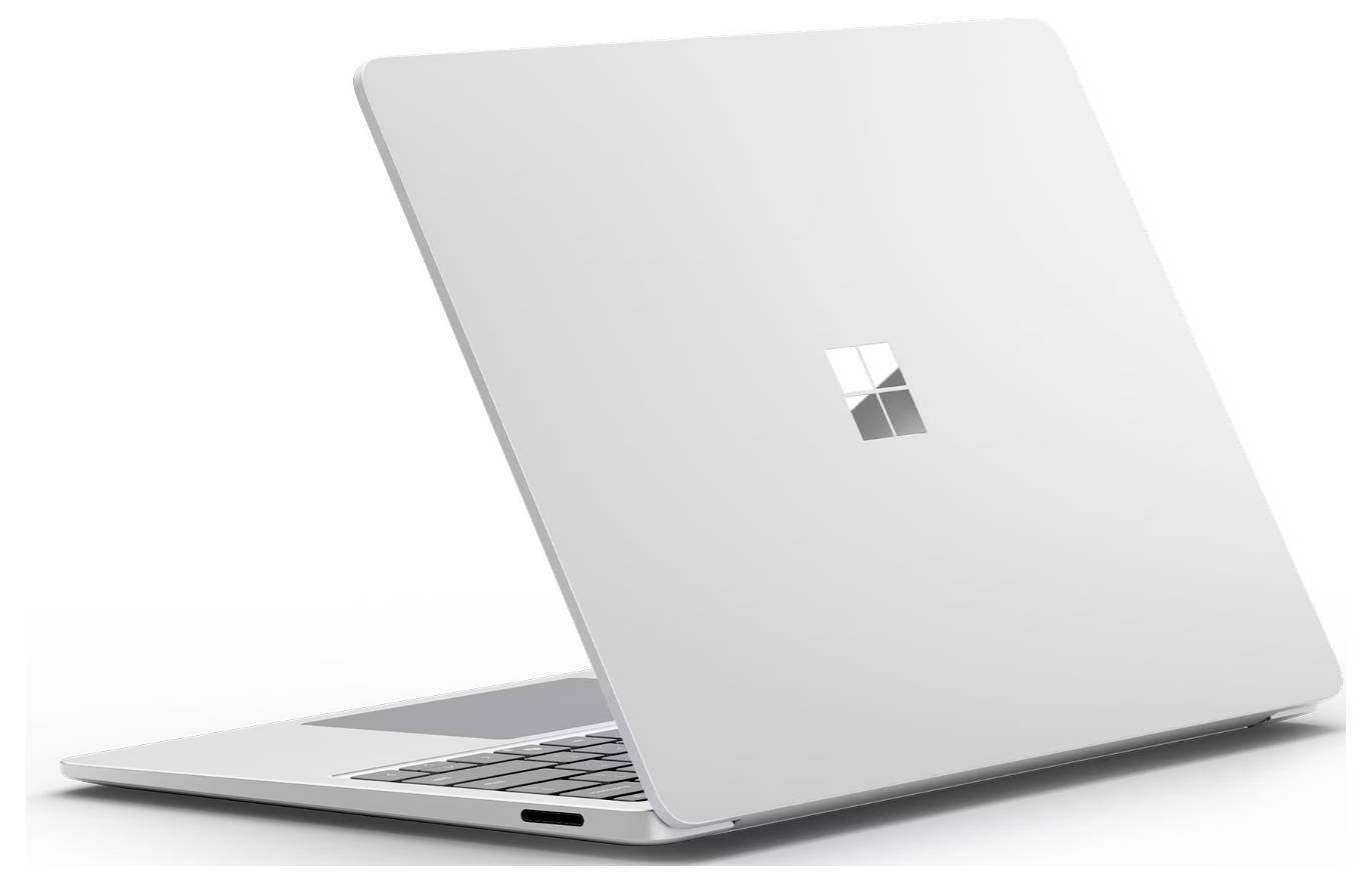 Silbernes, geöffnetes Laptop mit Windows-Logo auf weißem Hintergrund, seitliche Ansicht.