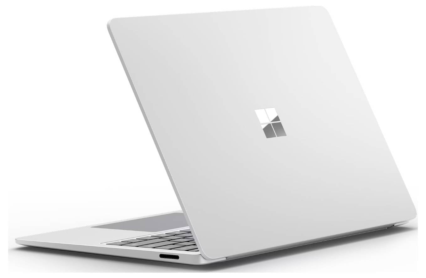 Silbernes Microsoft Surface Laptop mit geöffnetem Deckel auf weißem Hintergrund, schräg von hinten links gezeigt.
