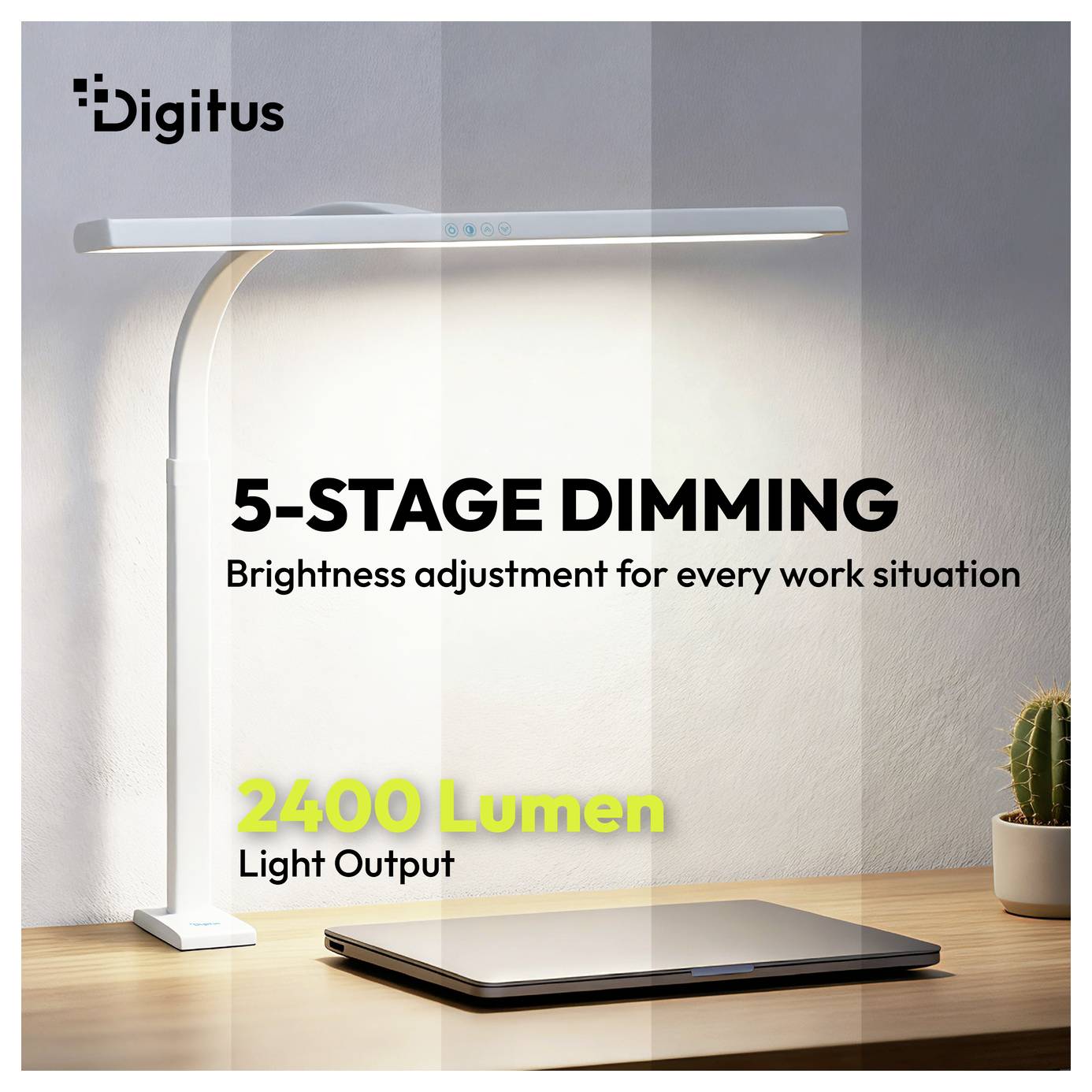 Digitus Schreibtischlampe mit 5-stufiger Dimmfunktion und 2400 Lumen Lichtstärke, abgebildet bei der Ausleuchtung eines Laptops auf einem Schreibtisch.